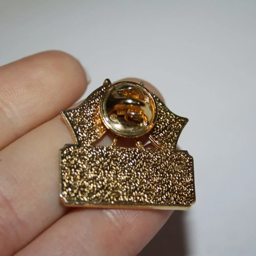 🔴🏨 Colville Tribal Casinos Lapel Pin · 1 1/8